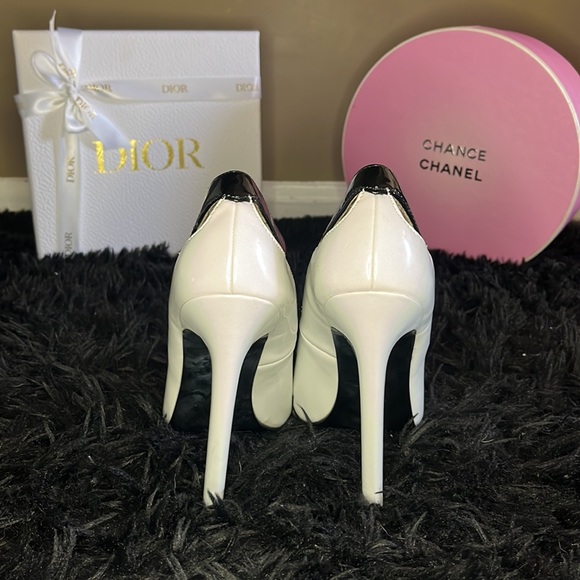 White and black shoes - Picture 3 of 4